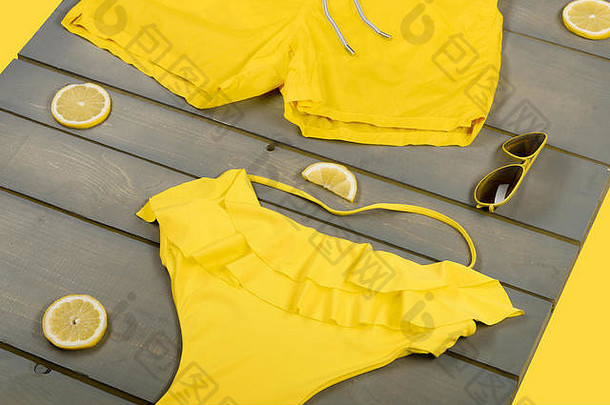 海滩配件木背景黄色的泳装整块的游泳短裤飞行员太阳镜柠檬灰色木董事会