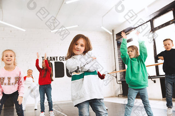 孩子们跳舞学校芭蕾舞嘻哈街时髦的现代舞者工作室背景孩子们显示有<strong>氧元素</strong>青少年臀部跳风格体育运动健身生活方式概念