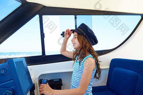 孩子女孩假装队长水手帽船室内持有轮