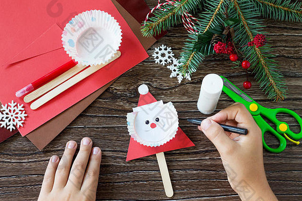 孩子吸引了细节圣诞节圣诞老人股份木偶手工制作的项目孩子们的创造力手工艺品工艺品孩子们