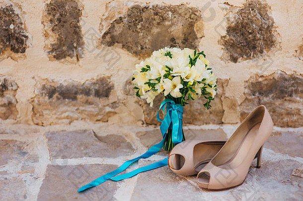 婚礼鞋子新娘花束新娘白色花