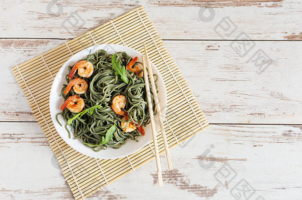 荞麦螺旋藻面条虾白色板前视图亚洲食物有创意的概念