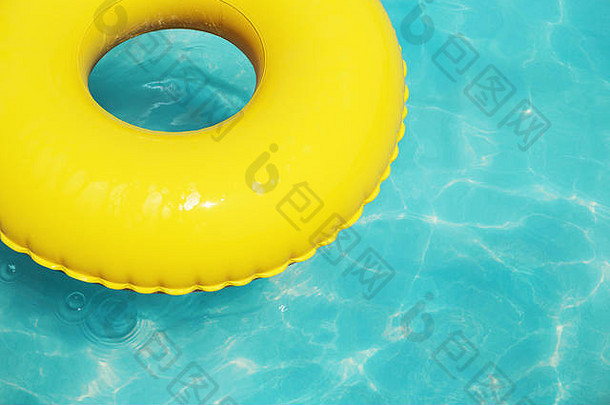 黄色的游泳环阿卡蓝色的水时尚的颜色摘要夏天背景复制空间假期最小的