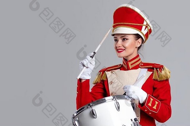 快乐的年轻的女人红色的帽统一的戏剧鼓成员节日管弦乐队戏剧鼓卷
