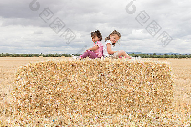 美丽的高加索人妹妹玩稻草场
