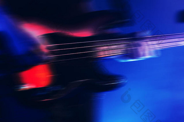 模糊岩石音乐背景低音吉他球员阶段蓝色的照明