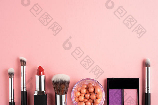 有创意的概念美时尚照片化妆品产品使刷工具包粉红色的背景