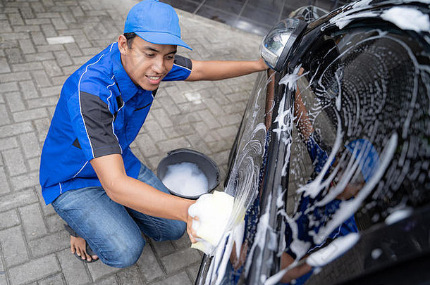 汽车服务工作人员蓝色的统一的清洁车