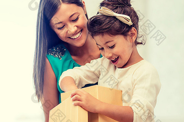 快乐妈妈。孩子女孩礼物盒子