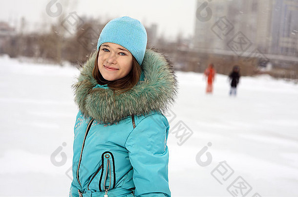 年轻的女孩滑冰冻湖