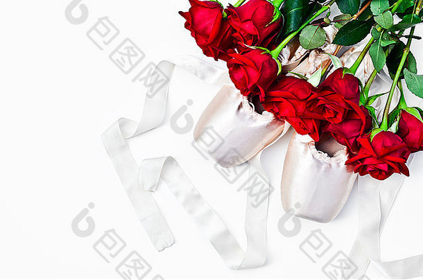 芭蕾舞鞋子红色的玫瑰白色背景