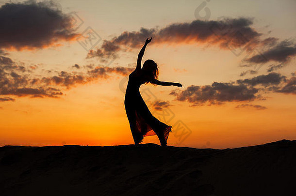 轮廓跳舞女人日落沙漠