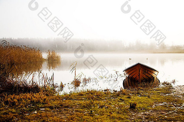 孤独的船美丽的秋天早....雾
