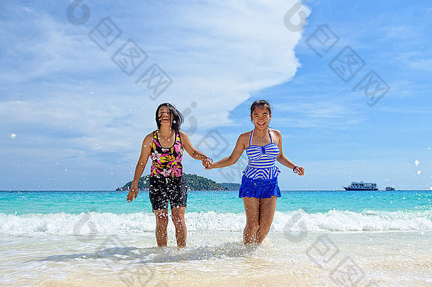 妈妈。女儿穿泳衣玩蓝色的海海滩幸福夏天KOH个变态岛