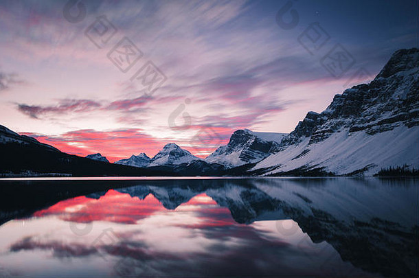 粉红色的日出弓湖班夫阿尔伯塔省加拿大