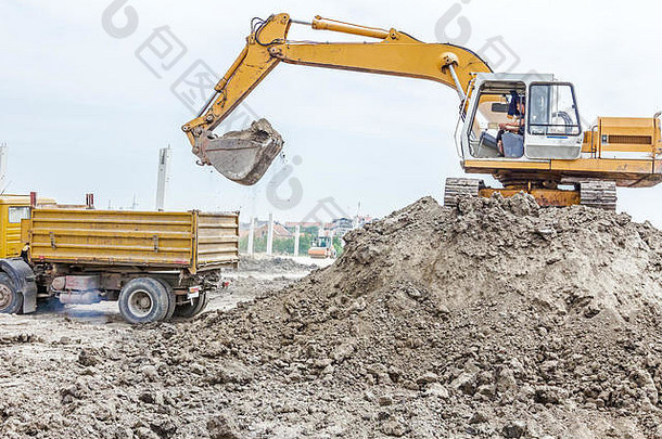 黄色的挖掘机填充转储卡车土壤建设网站<strong>项目</strong>进步