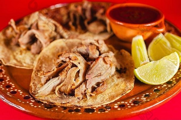 墨西哥上炸玉米饼传统的猪肉墨西哥煎玉米卷玉米玉米粉圆饼酱汁墨西哥城市红色的背景