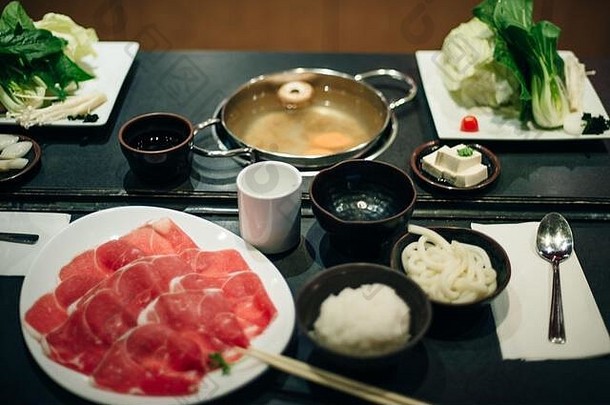 自助餐集涮涮热能份新鲜的肉蔬菜美味的朝鲜文汤风格