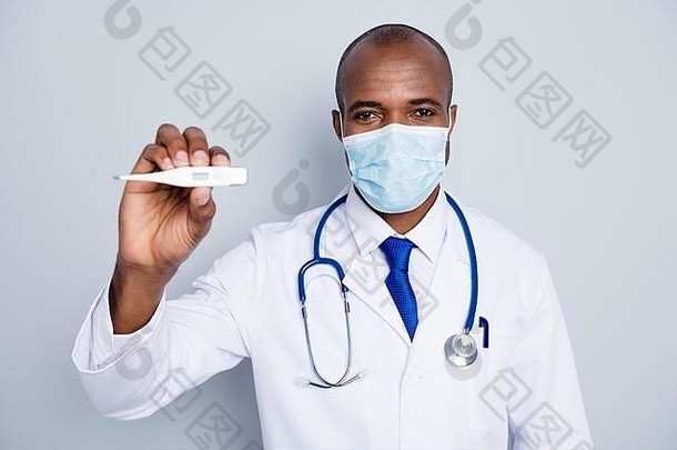 照片疫情医生黑暗皮肤的家伙检查病人病毒学家爆发持有电子温度计穿保护面具实验室外套领带