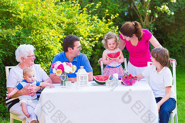 快乐大家庭享受午餐祖母吃水果西瓜<strong>草莓</strong>花园