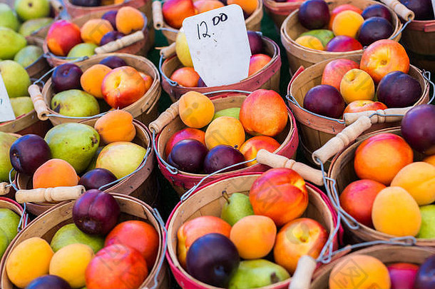 新鲜的水果当地的农民市场
