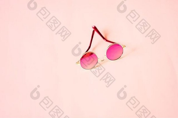 轮太阳镜银金属框架孤立的粉红色的背景复制空间文本设计时尚的附件夏天