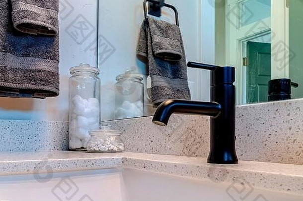 全景作物台下水槽黑色的水龙头浴室镜子毛巾墙