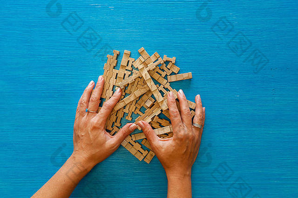 女手收集细节木孩子们的设计师蓝色的背景谜题使木元素玩具<strong>发展</strong>