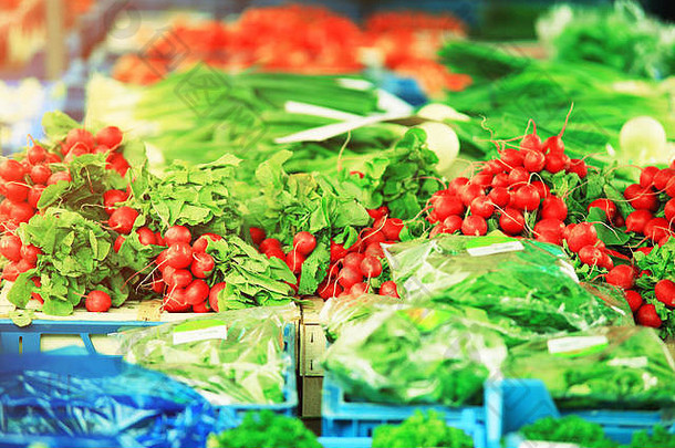 新鲜的<strong>蔬菜店</strong>面色彩斑斓的蔬菜市场