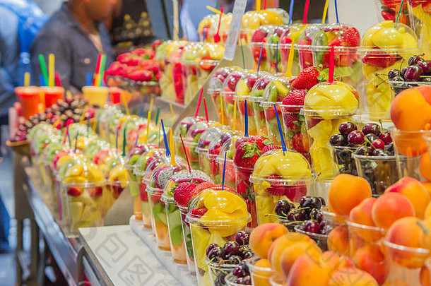 新鲜的水果沙拉站水果商店boqueria市场著名的覆盖市场城市