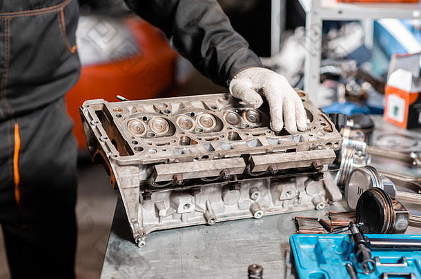 机械师拆卸引擎改革引擎修复站活塞连接杆汽车技术室内车
