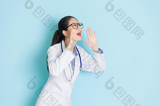 漂亮的有吸引力的医生女人手扬声器空区域大喊大叫孤立的蓝色的背景