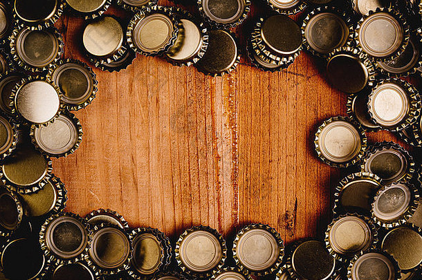 啤酒瓶帽形成框架橡木木板材复制空间