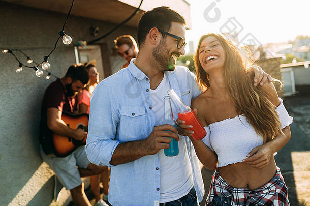 快乐年轻的跳舞夫妇有趣的享受聚会，派对夏天