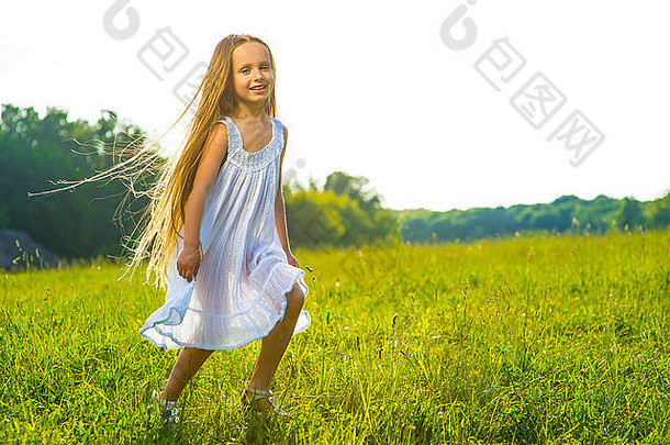 女孩跑草坪上