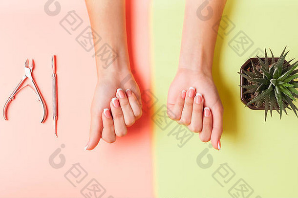 整洁的美丽的法国修指甲手年轻的女人工具切割指甲极简主义概念指甲护理