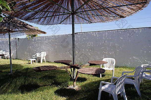 野餐表格阳伞草天井西班牙安达卢西亚