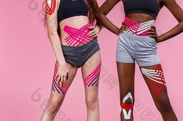 运动机能学录制年轻的女运动员粉红色的背景运动机能学磁带脖子肩膀凯肚子臀部脂肪失去脂肪团