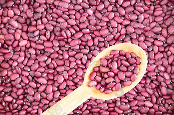 健康的小红色的豆子木勺子壁纸背景捕获高角视图
