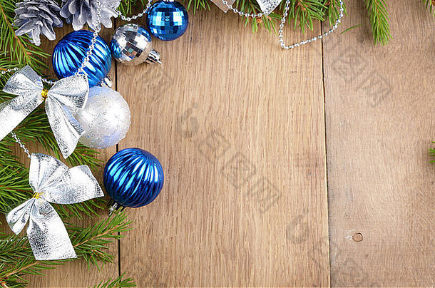 圣诞节背景蓝色的银球木表格