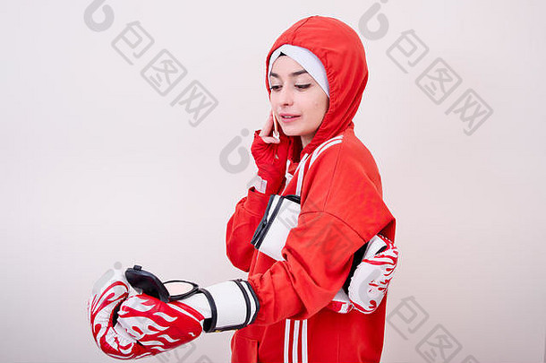 女孩<strong>拳击</strong>手穿红色的体育运动衣服化妆