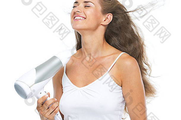 快乐年轻的女人用吹风机吹干