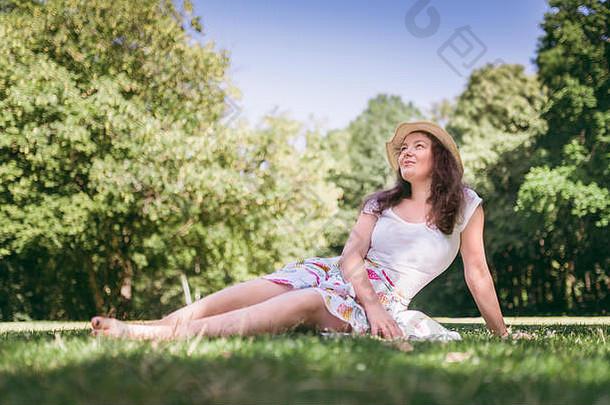 夏天肖像年轻的女人坐着草阳光明媚的一天美丽的浪漫的女人天空