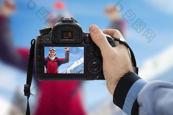 摄影师拍摄快乐女人雪冬天一天山