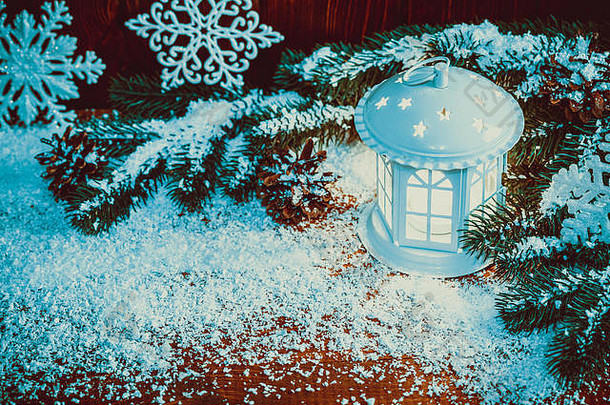 圣诞节灯笼基斯蜡烛圣诞节树分支机构视锥细胞雪花雪古董木背景