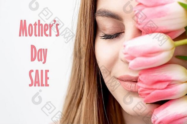 关闭眼睛年轻的女人粉红色的郁金香脸白色背景文本母亲的一天出售