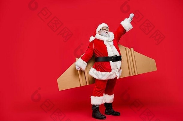 完整的长度照片兴奋灰色头发上了年纪的圣诞老人宇航员深刻的印象魔法工艺翅膀飞快点夏娃穿帽他孤立的红色的