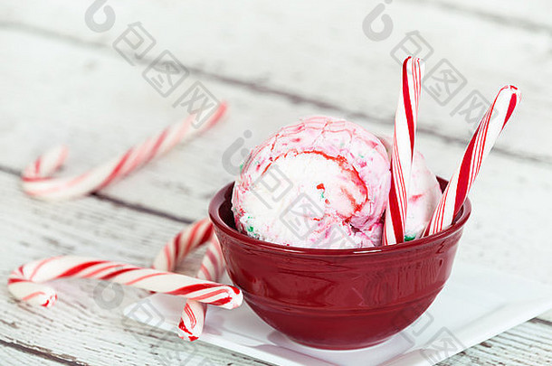 薄荷冰奶油糖果拐杖红色的碗