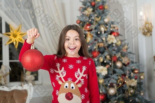 圣诞老人好列表快乐女孩庆祝圣诞节一年女孩装修圣诞节树可爱的女孩红色的球小女孩享受节日季节圣诞节精神一年