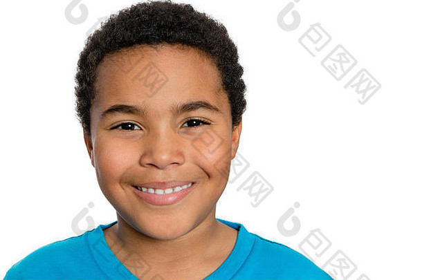 关闭年轻的土耳其非洲男孩相机快乐面部表达式白色背景